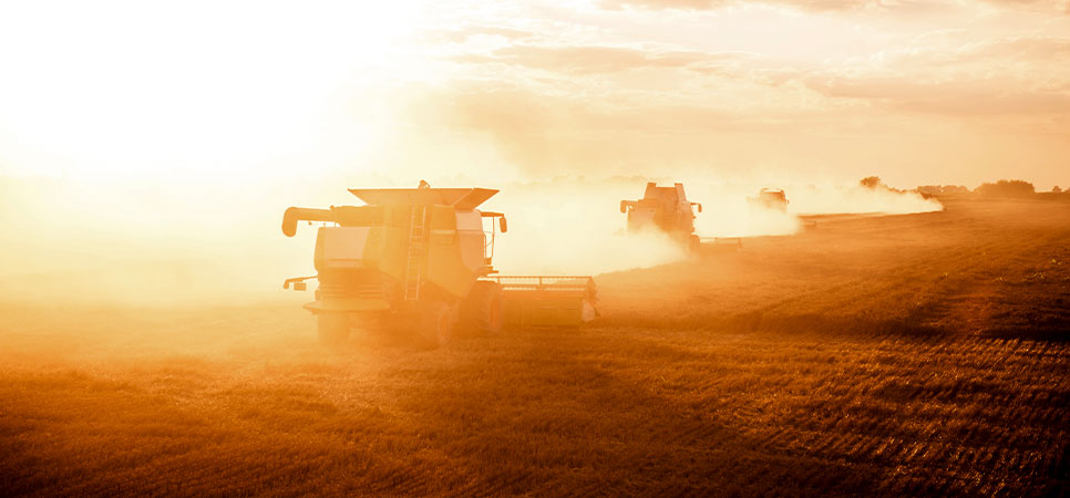 Trator agrícola moderno com automação e sensores, aumentando a produtividade e a eficiência no campo.