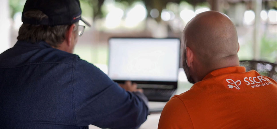 Tela de software agrícola com dados de gestão da fazenda, substituindo planilhas por controle integrado e seguro.